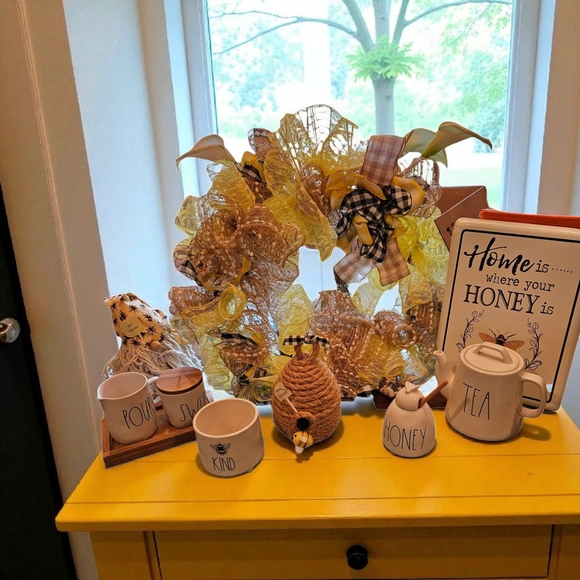 Other - 10pc BEE HOME DECOR SET